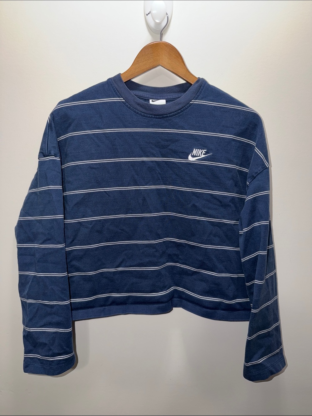 Nike Women's Navy and White Striped Long-Sleeve Cropped Size M 20x24.5